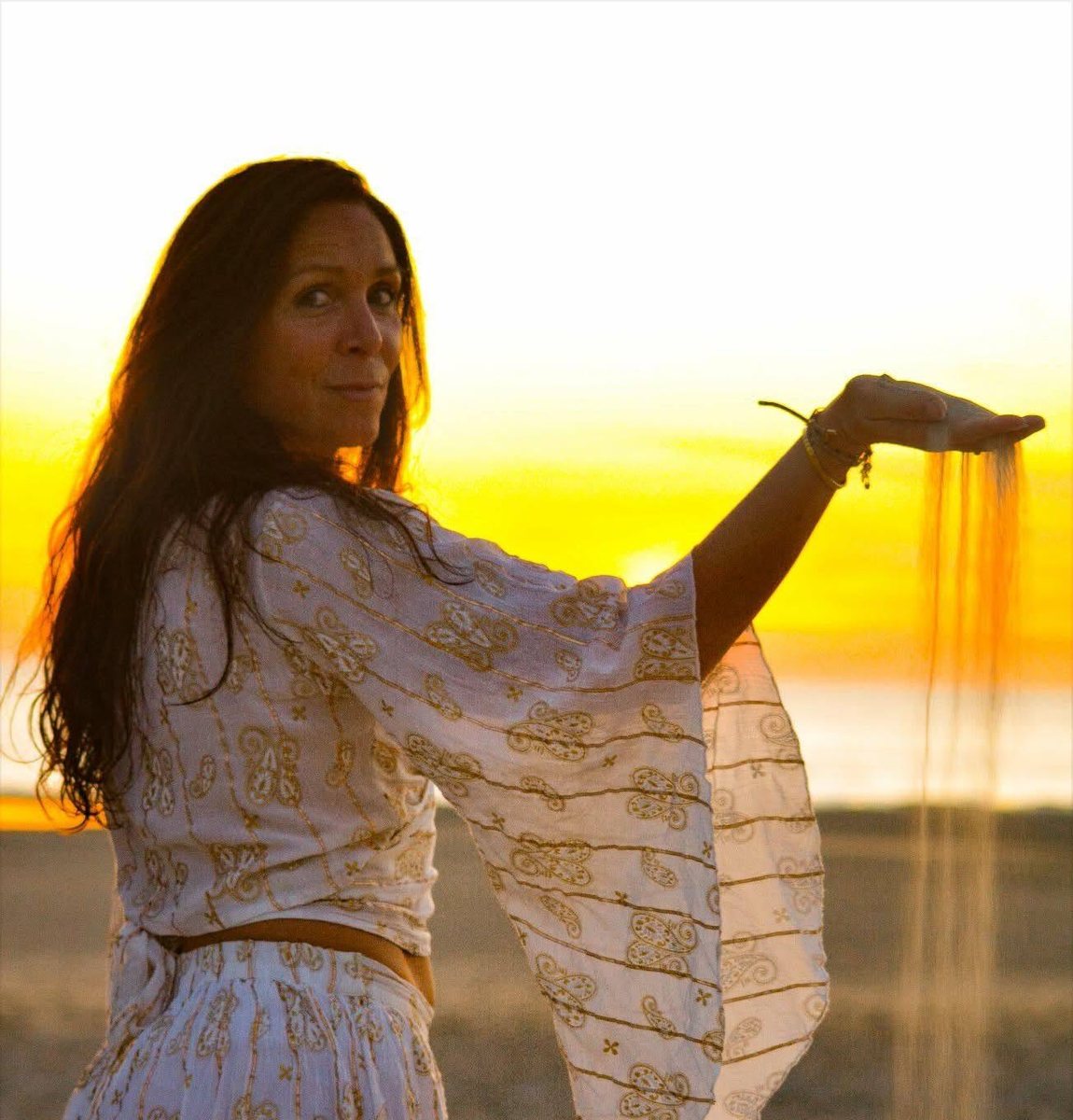 Aurélie, créatrice de Lefildore, au bord de la mer au coucher du soleil